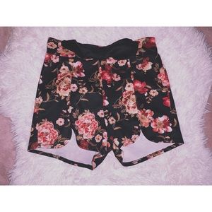 🆕🌷Charlotte Russe Waist Flower Shorts🌷🆕
